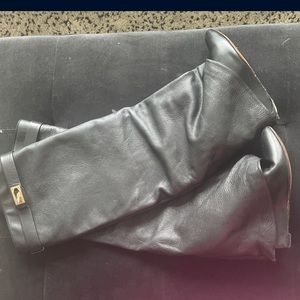 Left shark hook  is missing  on the boot besides that they’re in great condition